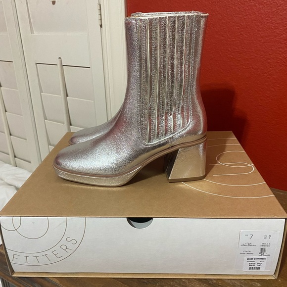 URBAN OUTFITTERS Silver Metallic AVA Square Toe Platform Chelsea Ankle Boots 7 - Picture 4 of 16